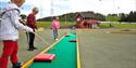 barn spiller minigolf i Skien fritidspark