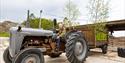 gutt sitter på en traktor på Hulfjell familiepark