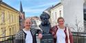 Henrik og Linnea fra telemark Museum ved Henrik Ibsen bysten