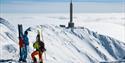 folk med ski på Gaustatoppen