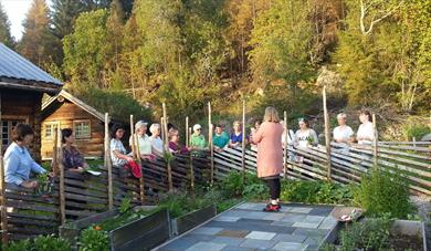 sightseeing tour of the herb farm Auen urtegård in Siljan