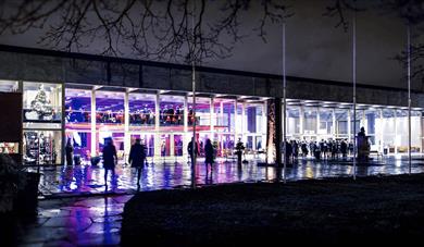 inngangen til Ibsenhuset vinter, kveld