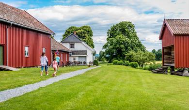 familie på Henrik Ibsen Museum Venstøp