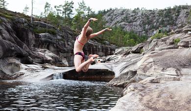 jente hopper i vann i jettegrytene i Nissedal