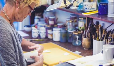 Porcelain decorator at Porsgrund's Porcelain Factory