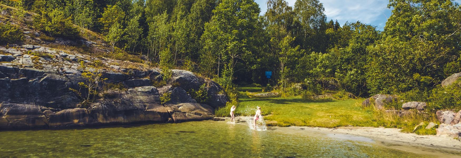 2 jenter som bader på en strand ved Telemarkskysten