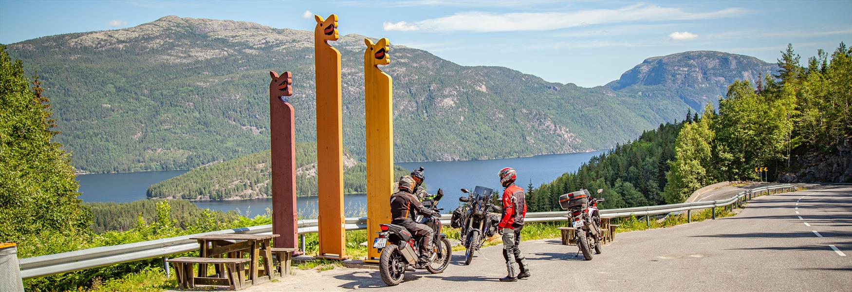 motorsyklister står på en parkeringsplass langs Telemarksvegen