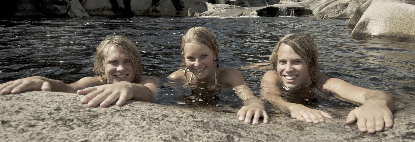 Barn som bader i jettegrytene