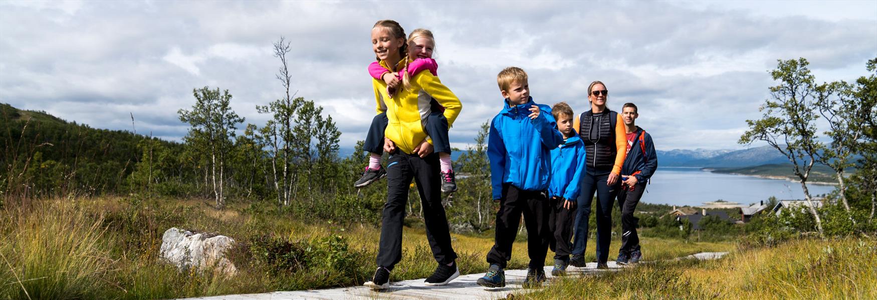 familie går tur på Oldemorstien i Rjukan