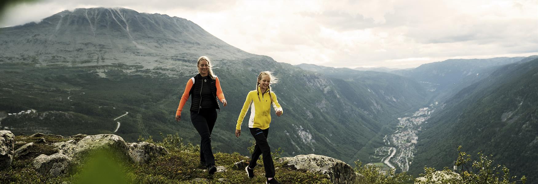 vandring i Rjukan med Gaustatoppen i bakgrunn
