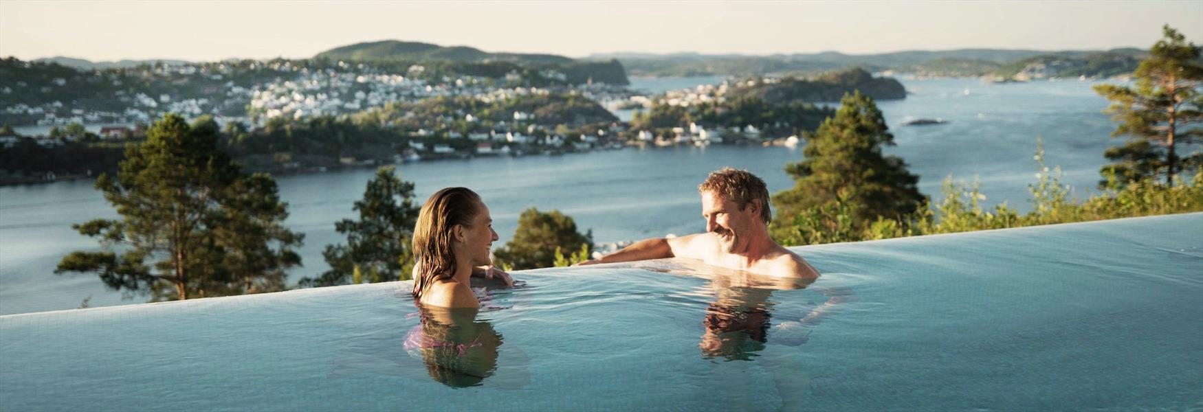 par på basseng på Kragerø Resort