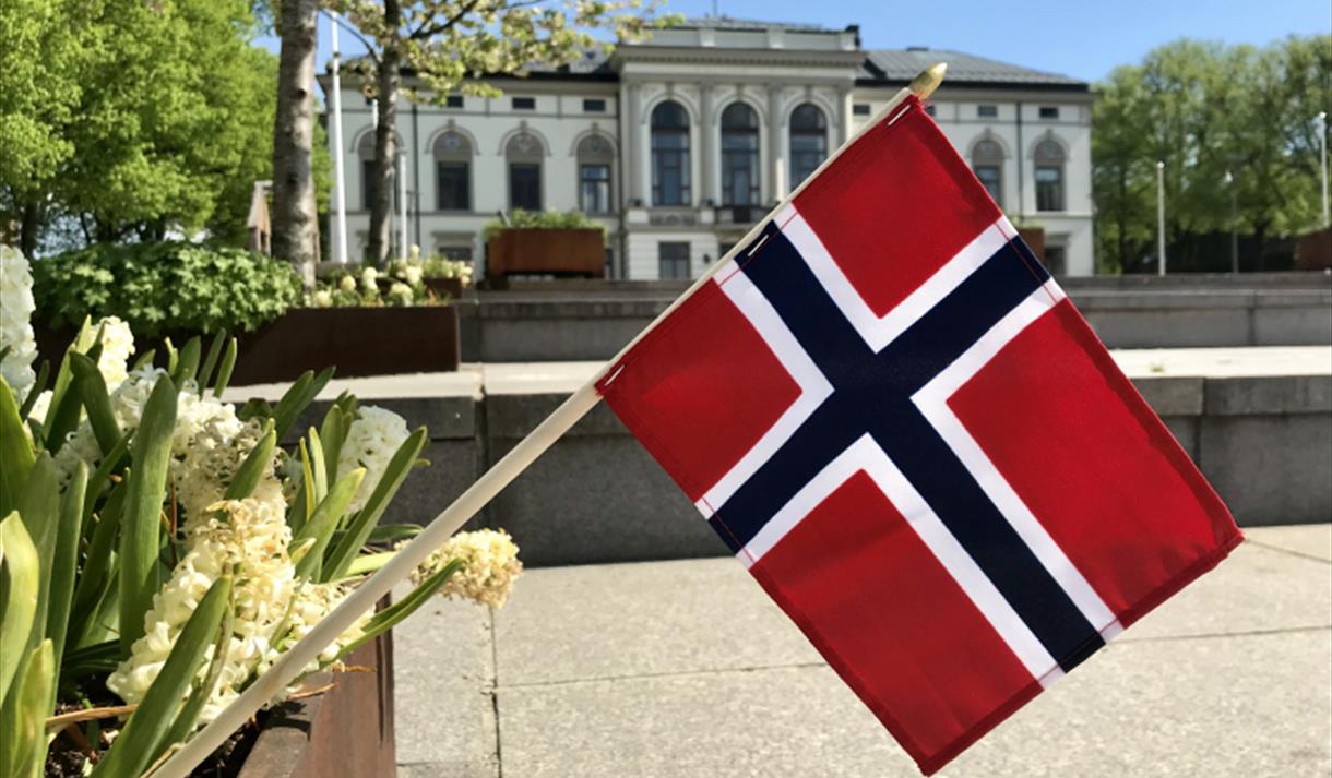 Norske flagg med Rådhuset i Porsgrunn i bakgrunnen
