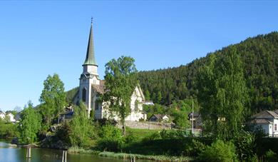 Skotfoss kirke ligger rett ved Telemarkskanalen