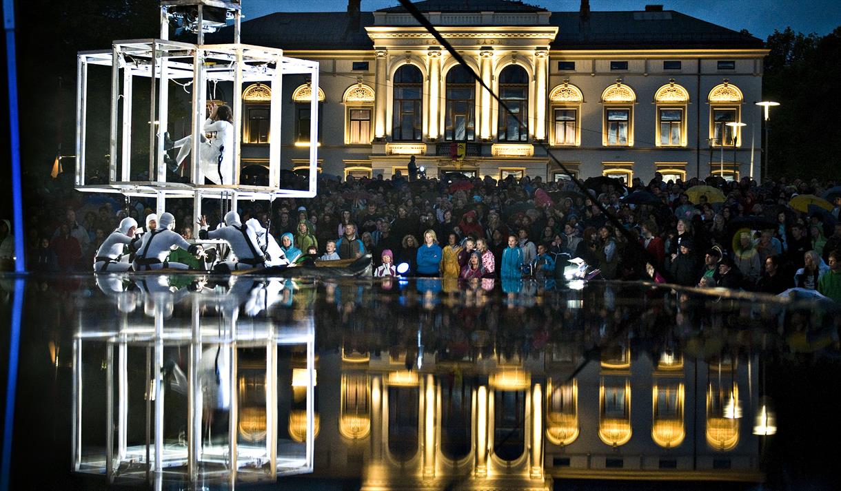 Teateroppvisning utendørs for Rådhuset i Porsgrunn på Porsgrunn Internasjonale Teaterfestival