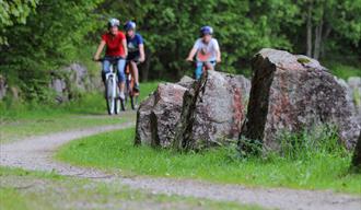 syklister sykler langs Telemarkskanalen