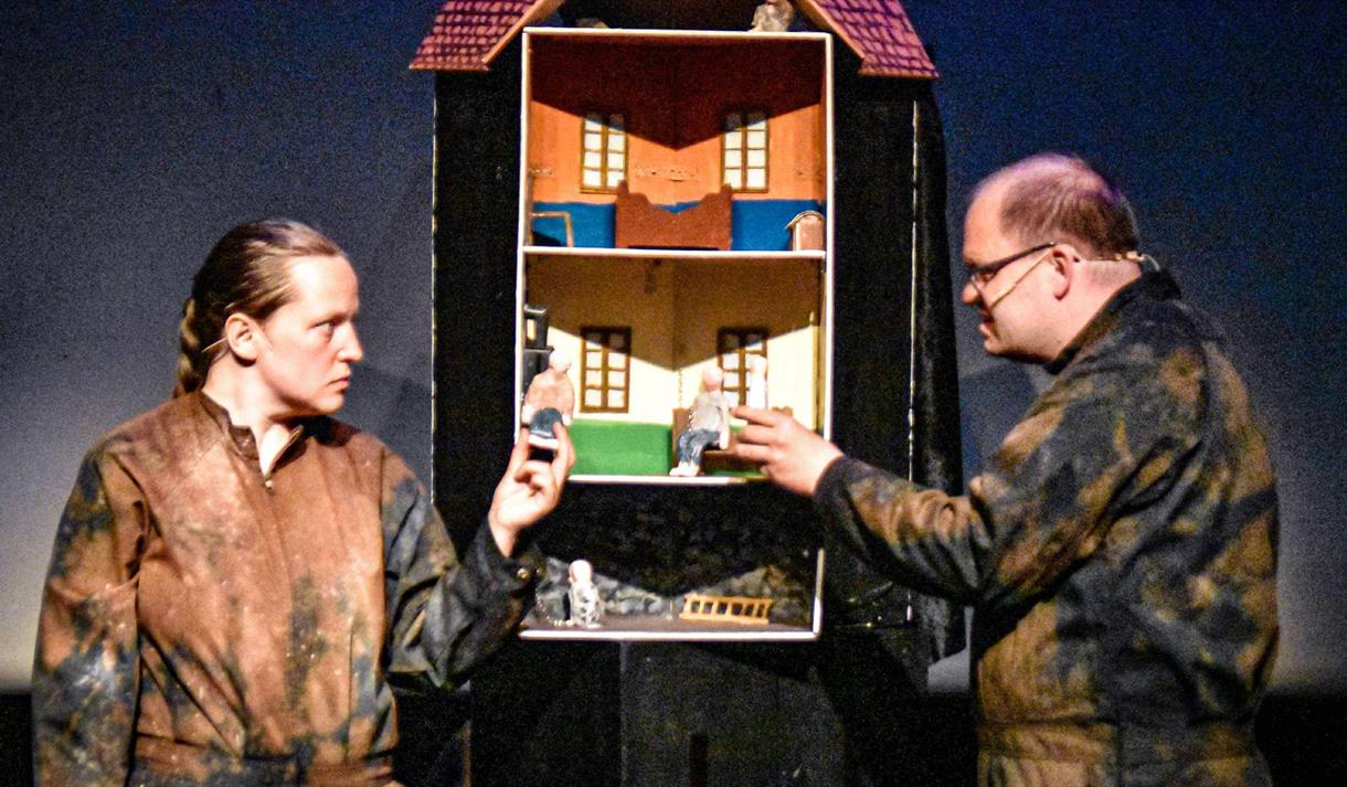 2 menn ved siden av et dukkehus 2 menn ved siden av et dukkehus