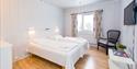 2 bed rooms with shared bathroom at Austbø Hotell