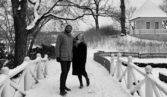 Bli med på en romantisk rusletur i Brekkeparken i februar. På bildet en mann og en dame i romantiske omgivelser i Brekkeparken