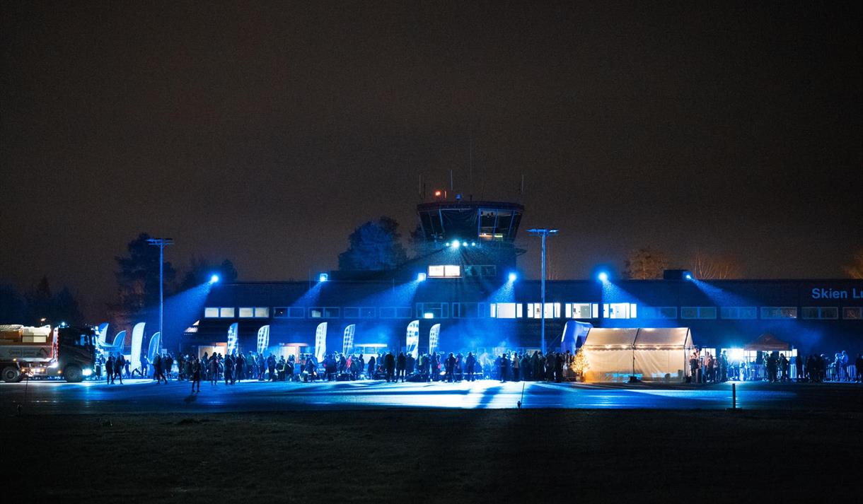 Geiteryggenløpet 2023, kveldsbilde av bygningene på Geiteryggen med mennesker foran