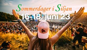 Sommerdager i Siljan plakat. En jente med rosa cap som holder hendene i været og ser ut over en folkemengde