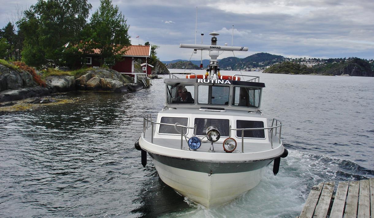 En taxibåt legger til kai på Skåtøyroa.