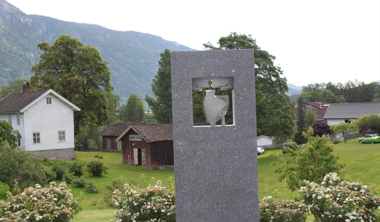 Åtte skulpturelle "kikkeskåp" i stein står ute i landskapet på stader som er knytt til utvalde soger om lokale kvinneskikkelsar. Felles for dei alle er at feleslåttar er knytt til sogene. Åtte kunstnarar har gjeve sine tolkingar av desse sogene: Gonil Dale, Guro Lomodden, Kivlemøyane, Gurp Heddeli, Tårån i troppin, Glima i Rupedalar, Ljose-Signe i Bindingsnuten og Skuldalsbruri.
Du finn 1 kikkeskåp i Åmotsdal, 3 i Flatdal og 4 i Seljord. På alle stadene er det også montert ein benk, der folk kan sitje ned for å nyte ei annleis kunstoppleving i sogelandskapet.
Tanken er å gje ei vakker kunstoppleving, samtidig som dei usynlege laga i landskapet blir formidla gjennom kunstverket, landskapsopplevinga og sogemobilen.
Kunstnar: Trygve Barstad
For å høyre soga og slåtten til Guro Lomodden, ring sogemobilen på 35 19 76 23, tast 30.
