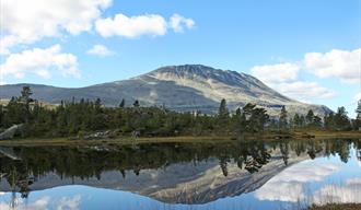 Gaustatoppen er Norges kanskje vakreste fjell. Hvert år tar 30 000 fotturister turen til toppen