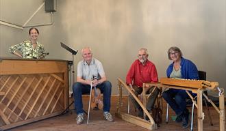 gruppe eldre mennesker med musikk instrumenter
