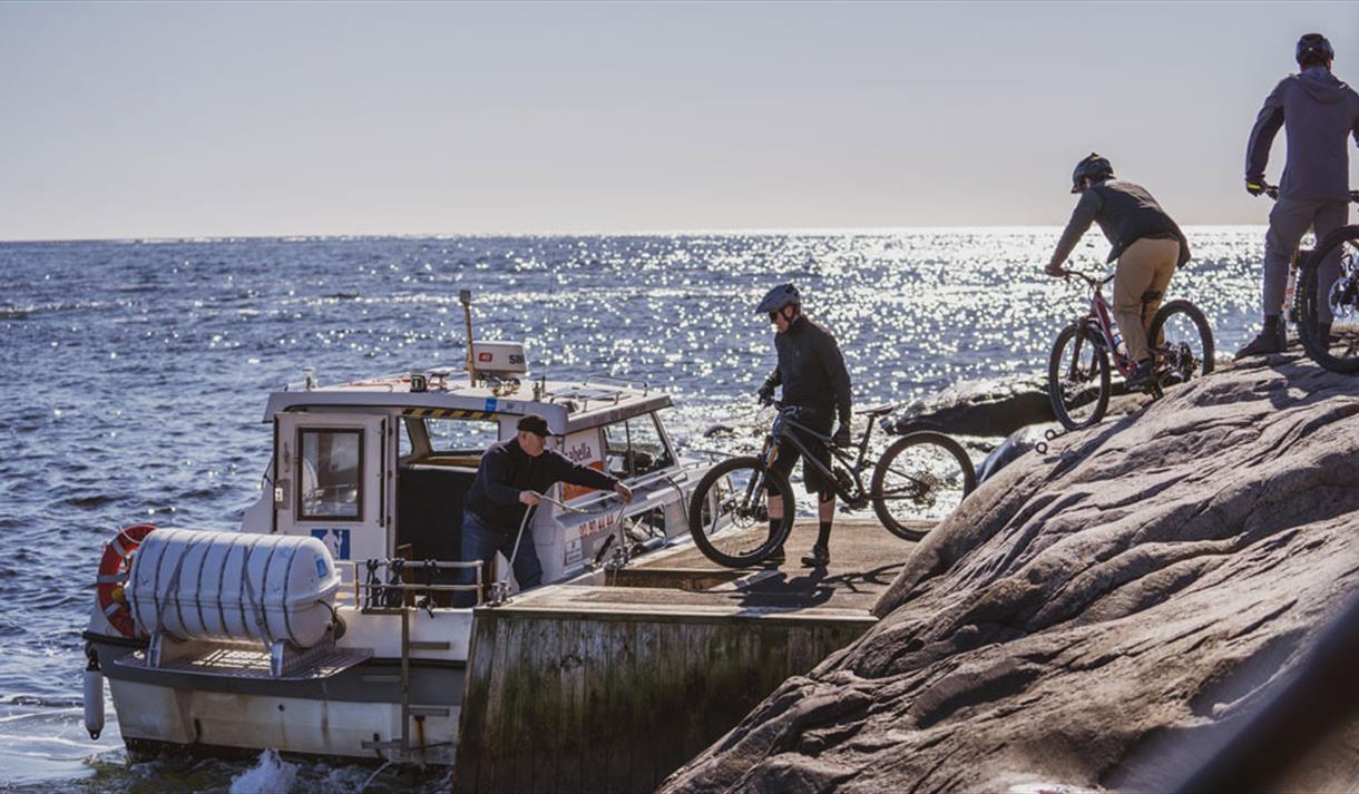 3 syklister laster syklene sine på Kragerø Taxibåt