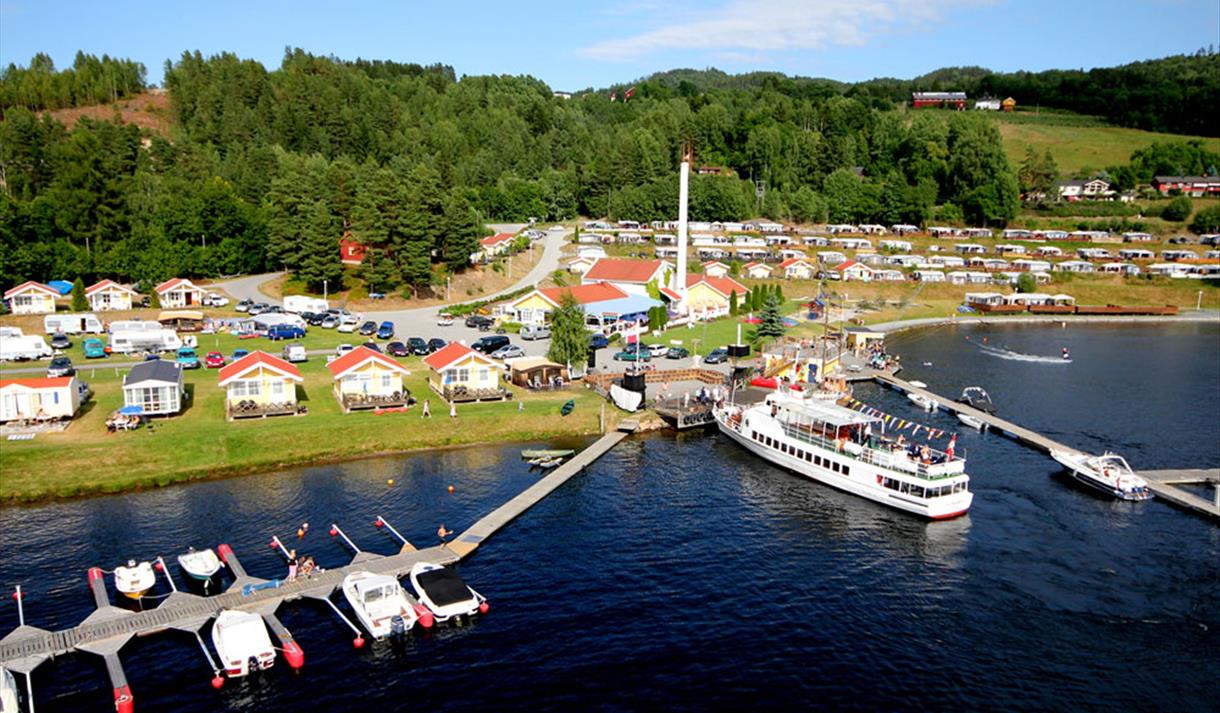 gjestebrygge på Norsjø Ferieland med plass til fritidsbåter  og anløp til MS Telemarken