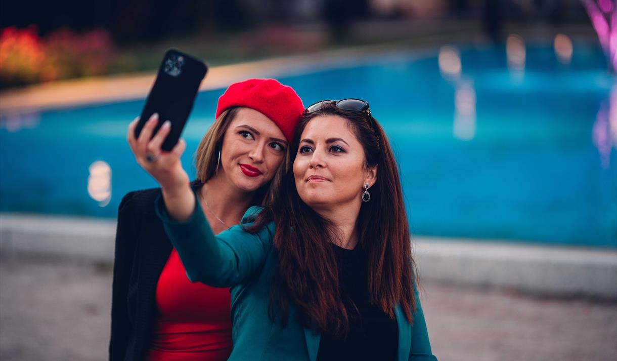 Jentetur i det urbane Telemark - Alina og venninna tar selfie