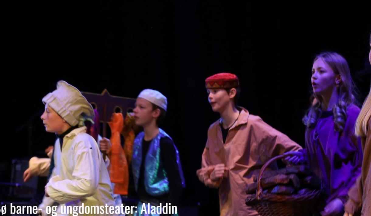 Aladdin bø barne- og ungdomsteater. Bildet viser barn og ungdom på scenen i forskjellige karakterer