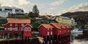 Handelsbuene i prestestranda i Drangedal med turistbåten Tokedølen