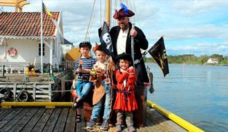 Piratshow, små pirater på brygga i Langesund