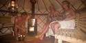 2 damer og en mann sitter i badstue-yurt på Canvas Hotel i Telemark