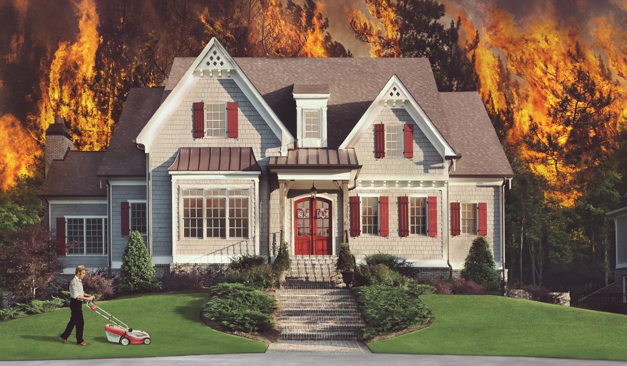 Forestillingen Dimanche; bilde av et pent hus med røde karmer og rød inngangsdør om med en som klipper gresset foran huset.