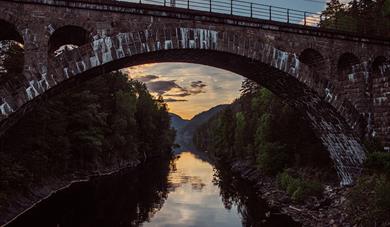 vakker bro i stein,om kvelden