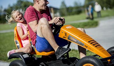 far og datter kjører X-Cross biler hos Foldvik Familiepark