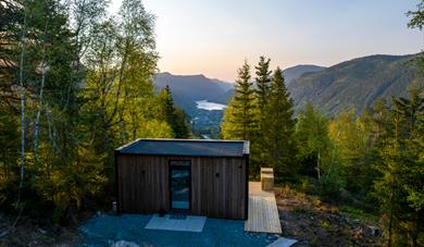 cabin to Vidsyn Midjås with a view over the valley