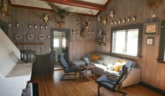 living room in the hunting cabin for Villmarkseventyret