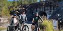 3 syklister foran en bro på sykkelveien "kulturrunden" i Drangedal