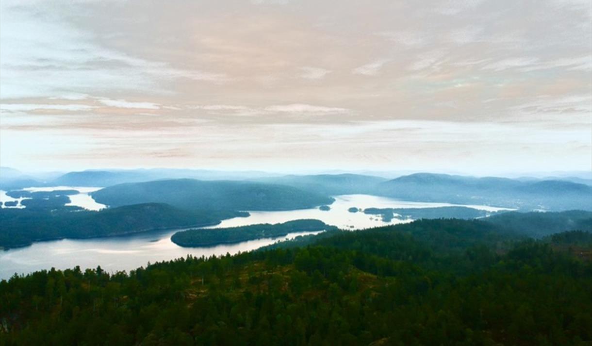utsikt fra Dyvikheia - vakker himmel,skog og innsjø