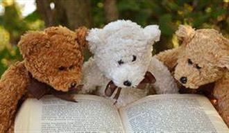3 bamser foran en bok