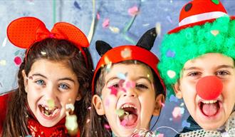 Familiesøndag- karneval. Bildet viser 3 små barn med karnevalutstyr