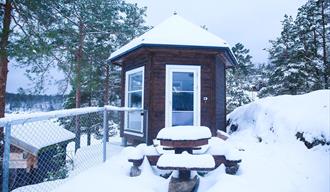 hytte på Hulfjell familiegård om vinteren