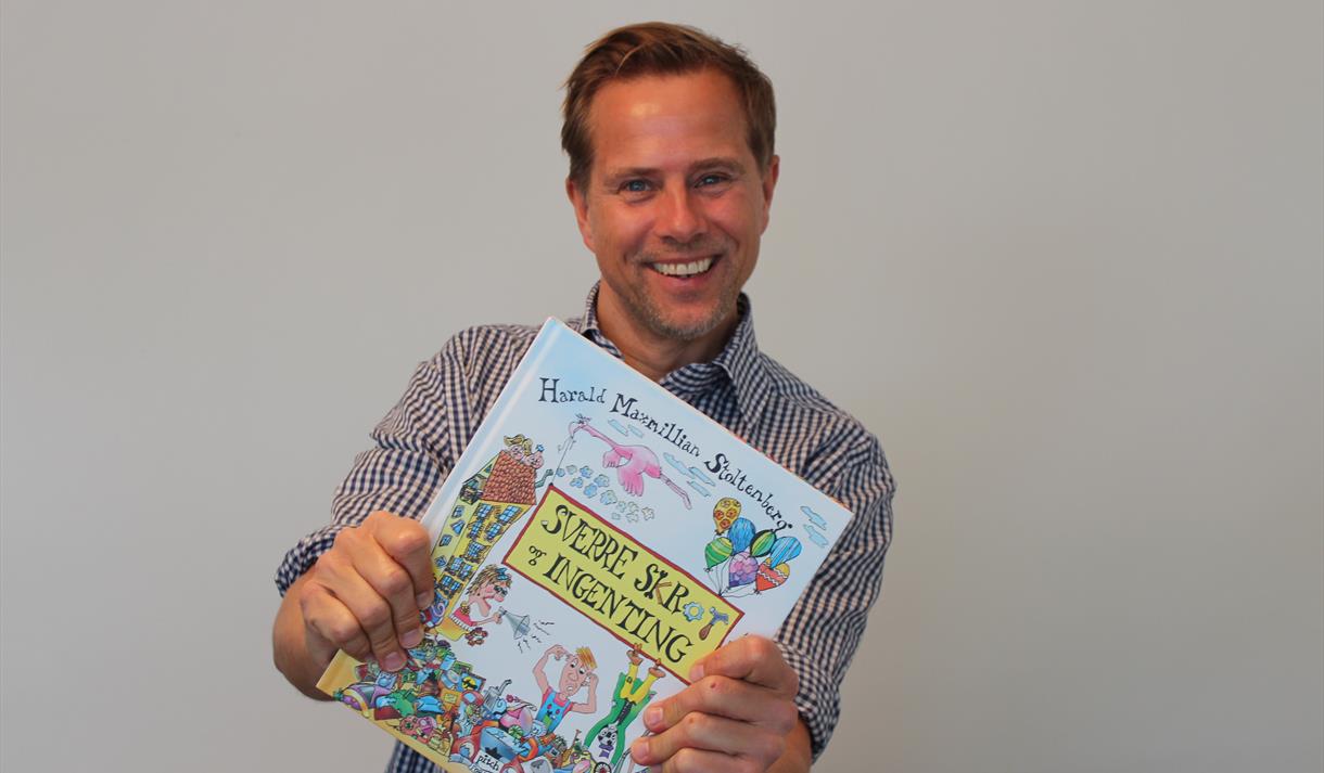 Harald Maximillian Stoltenberg holder boken Sverre Skrot og Ingenting foran seg