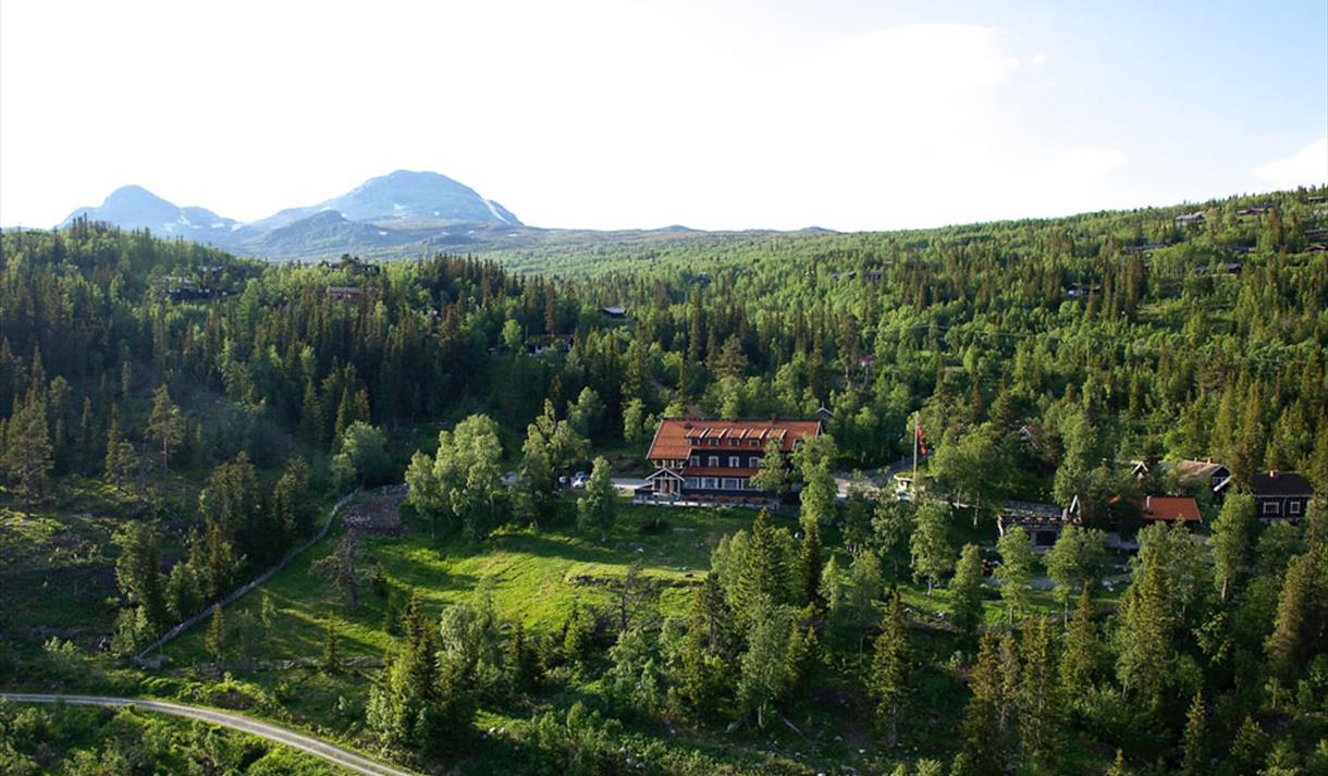 Tuddal Høyfjellshotel om sommeren med Gaustatoppen i bakgrunn