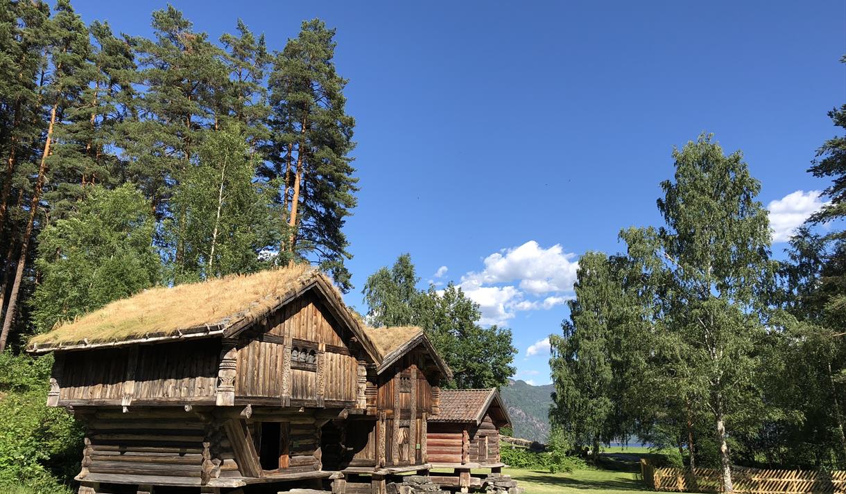 Kviteseid bygdetun med loft og bur, Vest-Telemark museum.
