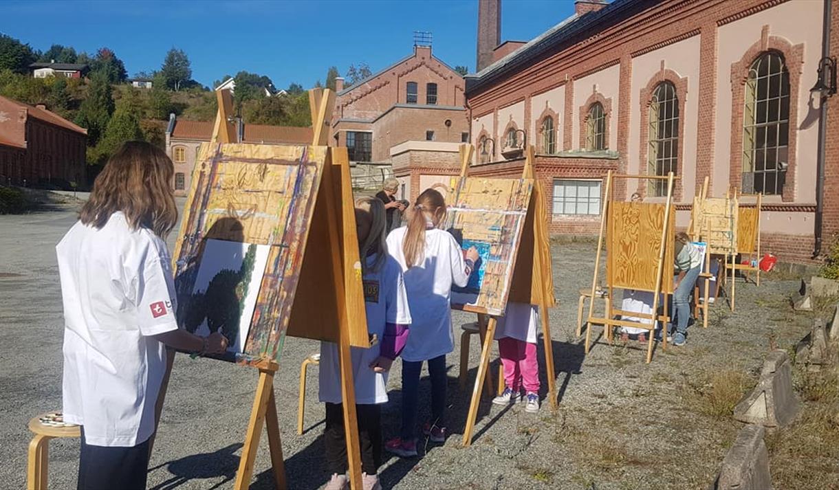 Kunst med Kids på Telemark Kunstmuseum. Bildet viser barns som står foran staffeli og maler
