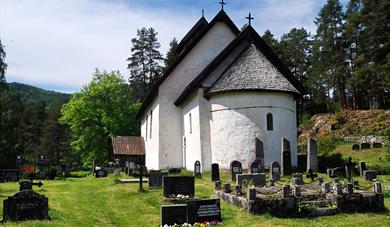 den gamle steinkirken i Kviteseid med gravlund